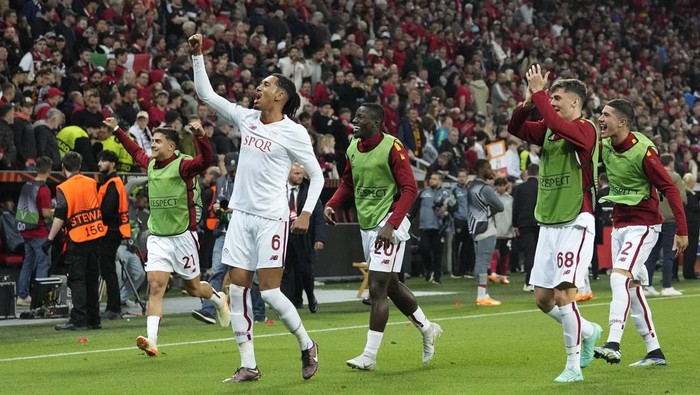 Roma players celebrate after the Europa League semifinal second leg soccer match between Bayer Leverkusen and Roma at the BayArena in Leverkusen, Germany, Thursday, May 18, 2023.(AP Photo/Martin Meissner)