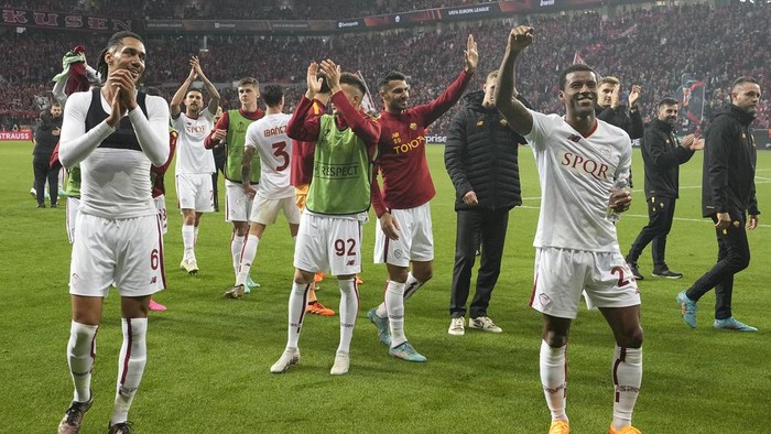 Roma players celebrate after the Europa League semifinal second leg soccer match between Bayer Leverkusen and Roma at the BayArena in Leverkusen, Germany, Thursday, May 18, 2023.(AP Photo/Martin Meissner)