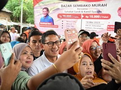 Sandiaga & Ruang Kamil Gelar Bazar Sembako Murah di Kota Bekasi