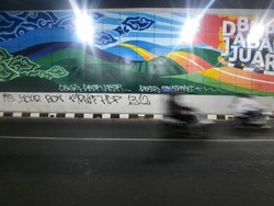 Belum Dibersihkan, Muncul Coretan Baru di Underpass Dewi Sartika Depok