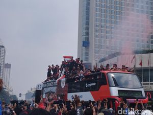 Bus Pawai Kontingen SEA Games Tiba di Bundaran HI, Disambut Sorakan Warga