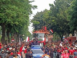 Warga Menyemut, Bus Pawai Timnas U-22 dan Juara SEA Games Mulai Jalan ke HI