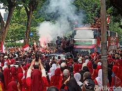 Sorak-sorai Warga Teriak Indonesia Sambut Timnas U-22 depan Kemenpora