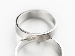 Cincin Pernikahan Palladium, Kelebihan & Kekurangannya Dibanding Emas Putih