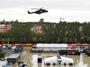 Video Banjir Bandang Italia: Mobil Terendam, Heli Dikerahkan Cari Korban Video Banjir Bandang Italia: Mobil Terendam, Heli Dikerahkan Cari Korban