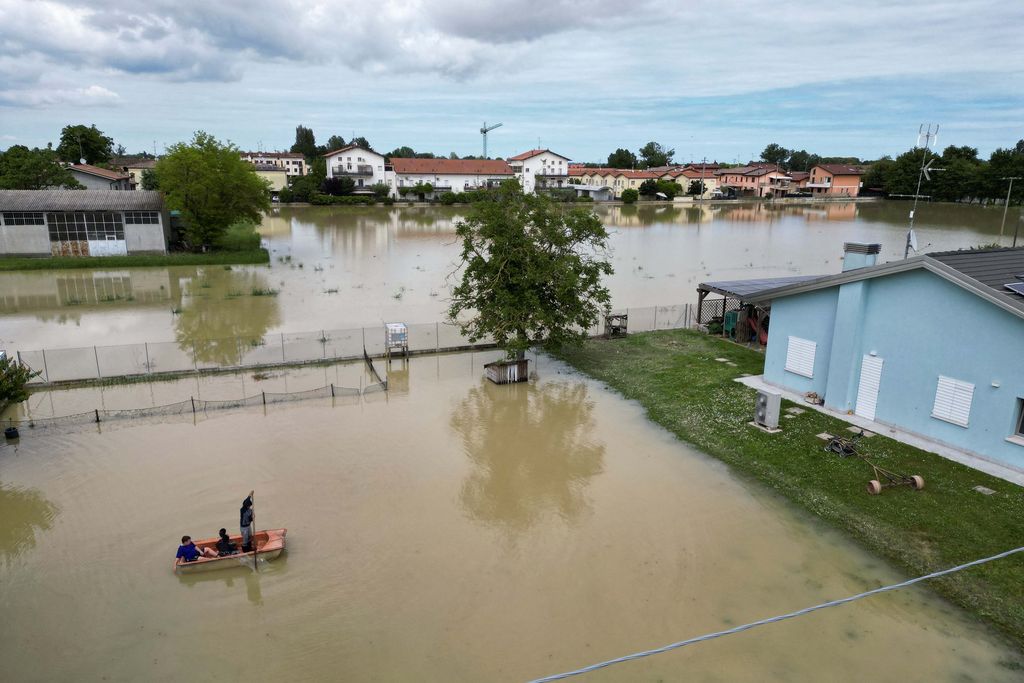 Banjir menerjang sejumlah wilayah di Italia dan menyebabkan 13 orang tewas. Begini potret banjir Italia dari udara.