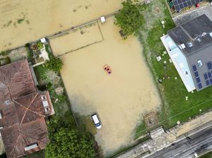 Foto Udara Banjir di Italia yang Tewakan 13 Warga