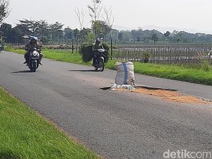 Hati-hati! Jalur Alternatif Kudus-Pati Banyak Lubang hingga Dipasang Karung Hati-hati! Jalur Alternatif Kudus-Pati Banyak Lubang hingga Dipasang Karung