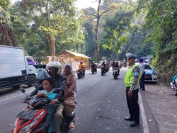 Butuh 4 Jam Evakuasi Truk yang Jatuh ke Jurang di Jalur Gumitir Jember