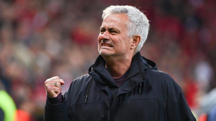 LEVERKUSEN, GERMANY - MAY 18: AS Roma coach Josè Mourinho celebrates after the UEFA Europa League semi-final second leg match between Bayer 04 Leverkusen and AS Roma at BayArena on May 18, 2023 in Leverkusen, Germany. (Photo by Luciano Rossi/AS Roma via Getty Images)