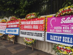 Karangan Bunga Berjejer Sambut Bus Konvoi Timnas U-22 di Bundaran HI