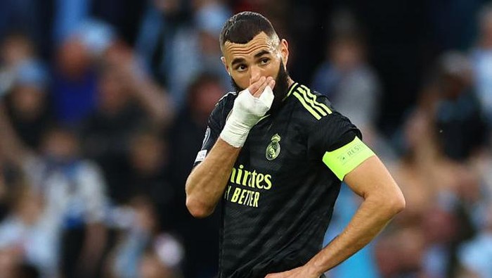 MANCHESTER, ENGLAND - MAY 17: Karim Benzema of Real Madrid reacts during the UEFA Champions League semi-final second leg match between Manchester City FC and Real Madrid at Etihad Stadium on May 17, 2023 in Manchester, England. (Photo by Chris Brunskill/Fantasista/Getty Images)