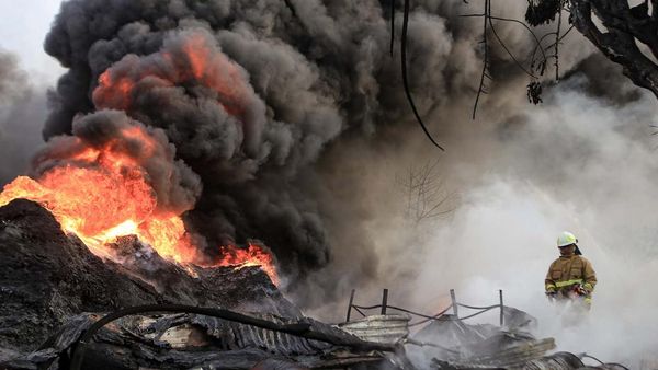 Penampakan Kobaran Api yang Sempat Lalap Pabrik Plastik di Jakbar