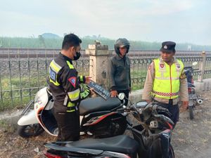 Tabrakan Beruntun Libatkan 2 Motor-1 Sepeda Angin di Jombang, 4 Orang Luka Tabrakan Beruntun Libatkan 2 Motor-1 Sepeda Angin di Jombang, 4 Orang Luka