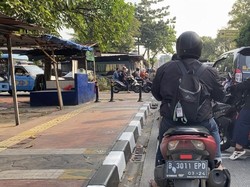 Warga Sebel Kena Macet Putaran Balik di Perlintasan KA Lenteng Agung