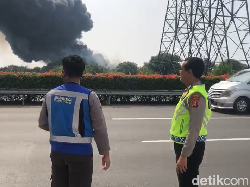 Polisi Sebut Asap dari Kebakaran Pabrik Tak Ganggu Penerbangan di Soetta