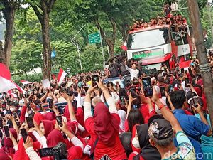 Erick Thohir dan Menpora Ikut di Bus Konvoi Timnas U-22 dan Juara SEA Games