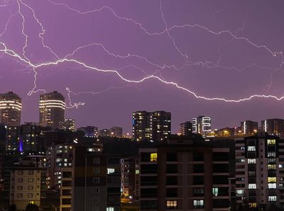 Kilat Petir Menari di Atas Gedung Pencakar Langit Turki