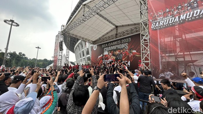 Kirab Juara Timnas Indonesia U-22, usai SEA Games 2023, pada saat Skuad Garuda sudah tiba di SU GBK.