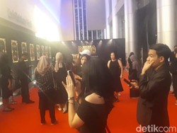 Megah! Baladewa-Baladewi Tampil Elegan Nonton Konser Dewa 19 di Surabaya