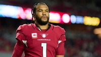 Quarterback dari Arizona Cardinals, Kyler Murray (25) berada di urutan kedua. Pemuda kelahiran Bedford, Texas itu menghasilkan 70,5 juta Dolar. Foto: Getty Images/Cooper Neill