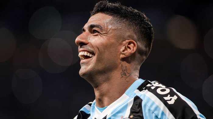 Gremios Uruguayan forward Luis Suarez celebrates after scoring a goal from the penalty spot during the second leg final match of the Rio Grande do Sul State Championship, better known as the Gaucho Championship, against Caxias, at the Arena do Gremio stadium in Porto Alegre, Brazil on April 8, 2023. - Luis Suarez causes a stir in Porto Alegres Gremio. His face is printed on flags, his number 9 t-shirt sold out and stadium attendances have doubled. In just four months, the Uruguayan is already a top goal scorer and two-times champion. (Photo by Silvio AVILA / AFP) (Photo by SILVIO AVILA/AFP via Getty Images)