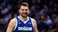 Luka Doncic (24) berada di urutan kelima. Point guard Dallas Mavericks asal Slovenia ini mengantongi 47,2 juta Dolar dari dalam dan luar lapangan. Foto: Getty Images/Ron Jenkins
