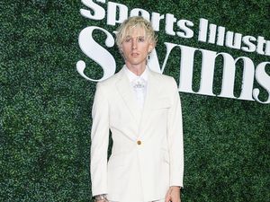 Mengejutkan! Machine Gun Kelly Hidup dengan Makan Cuma Beberapa Kali Seminggu Mengejutkan! Machine Gun Kelly Hidup dengan Makan Cuma Beberapa Kali Seminggu
