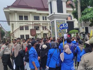 Mahasiswa Geruduk Kantor Bupati Tuban Protes Ambruknya Atap Gedung Korpri Mahasiswa Geruduk Kantor Bupati Tuban Protes Ambruknya Atap Gedung Korpri