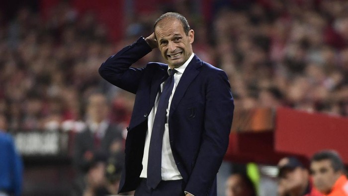 Juventus Italian coach Massimiliano Allegri reacts to Sevillas second goal scored by Argentinian forward Erik Lamela during the UEFA Europa League semi-final second leg football match between Sevilla FC and Juventus at the Ramon Sanchez Pizjuan stadium in Seville on May 18, 2023. (Photo by CRISTINA QUICLER / AFP) (Photo by CRISTINA QUICLER/AFP via Getty Images)