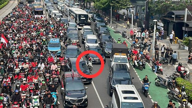 Motor ditinggal di tengah pawai atlet SEA Games (dilingkari merah)-(Silvia-detikcom)