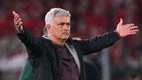 Rekor Mourinho pun luar biasa karena dia memenangi lima final sebelum ini! Mourinho menjuarai Piala UEFA 2002/2003 dan Liga Champions 2003/2004 bareng Porto.