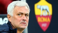 Jose Mourinho, pelatih AS Roma jadi sorotan. Sebab, ketika masuki musim ketiga kepelatihannya seperti kena kutukan! (Reuters)