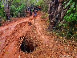 Akses ke Lokasi Tambang Emas Ilegal Sukabumi Ekstrem dan Berlubang