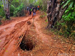 Akses ke Lokasi Tambang Emas Ilegal Sukabumi Ekstrem dan Berlubang Akses ke Lokasi Tambang Emas Ilegal Sukabumi Ekstrem dan Berlubang