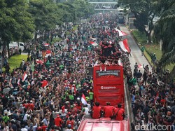 Riuh Warga Sambut Pawai Atlet SEA Games RI