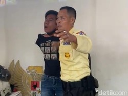 Copet Diamuk Massa Saat Pawai Atlet SEA Games di Depan Kemenpora