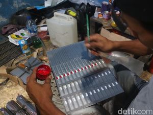 Melihat Sibuknya Perajin Monel Jepara Garap Pesanan Gelang Haji Melihat Sibuknya Perajin Monel Jepara Garap Pesanan Gelang Haji