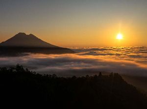 Pesona Matahari Terbit di Kintamani Bali Pesona Matahari Terbit di Kintamani Bali