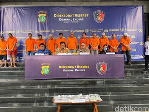 Polisi Bongkar Peredaran Uang Dolar AS Palsu di Jakarta Polisi Bongkar Peredaran Uang Dolar AS Palsu di Jakarta