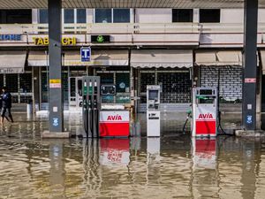 Potret SPBU Hingga Toko di Italia Terendam Banjir
