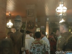 Momen Prabowo Salami Satu Per Satu Relawan Jokowi-Gibran di Solo