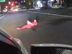 Beredar Video Perempuan Tidur di Tengah Jalan Lamongan