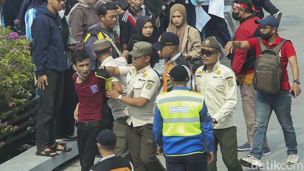 Pria Diduga Copet Digiring Satpol PP saat Arak-arakan SEA Games