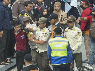 Pria Diduga Copet Digiring Satpol PP saat Arak-arakan SEA Games