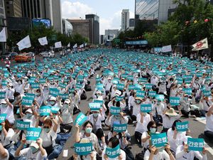 UU Kenaikan Upah Diveto Presiden Yoon, Ribuan Perawat Korsel Berdemo UU Kenaikan Upah Diveto Presiden Yoon, Ribuan Perawat Korsel Berdemo