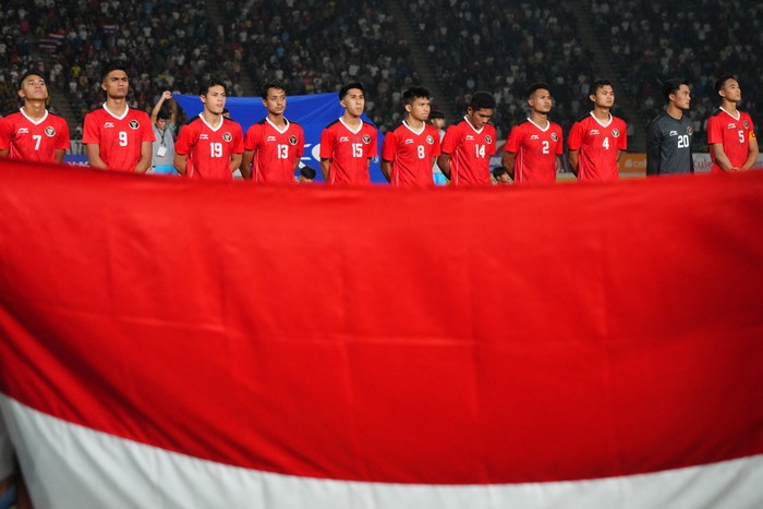 Southeast Asian Games - Football - Indonesia v Thailand - Final - Olympic National Stadium, Phnom Penh, Cambodia - May 16, 2023 Indonesia players line up before the match REUTERS/Cindy Liu