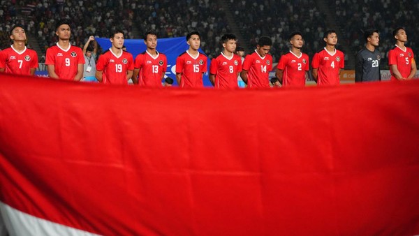 Southeast Asian Games - Football - Indonesia v Thailand - Final - Olympic National Stadium, Phnom Penh, Cambodia - May 16, 2023 Indonesia players line up before the match REUTERS/Cindy Liu