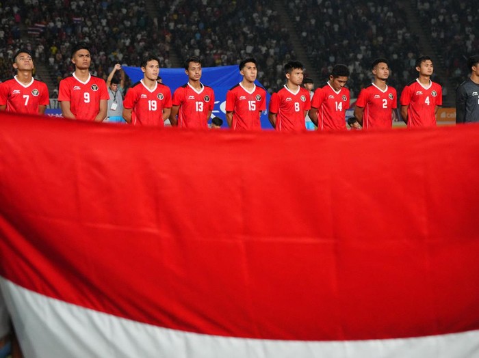 Southeast Asian Games - Football - Indonesia v Thailand - Final - Olympic National Stadium, Phnom Penh, Cambodia - May 16, 2023 Indonesia players line up before the match REUTERS/Cindy Liu