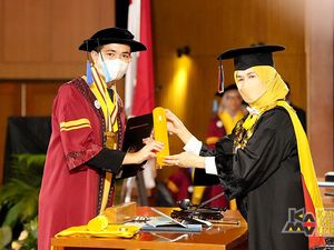 Cerita Rohman: Orang Pertama di Keluarga yang Berkuliah & Wisudawan Terbaik Unpad